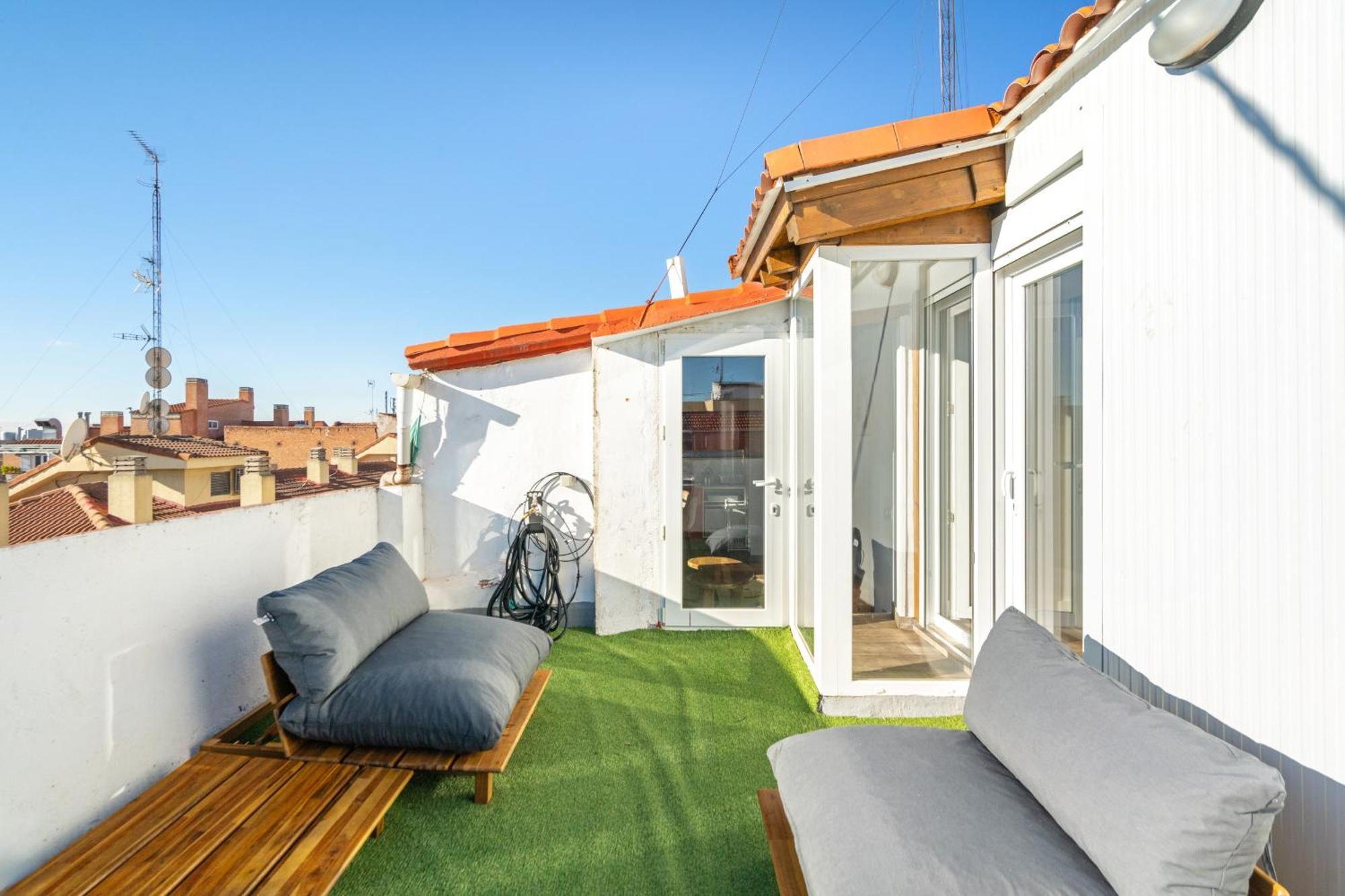 Atico Con Terraza En Lavapies Alquiler Temporal Madri Exterior foto