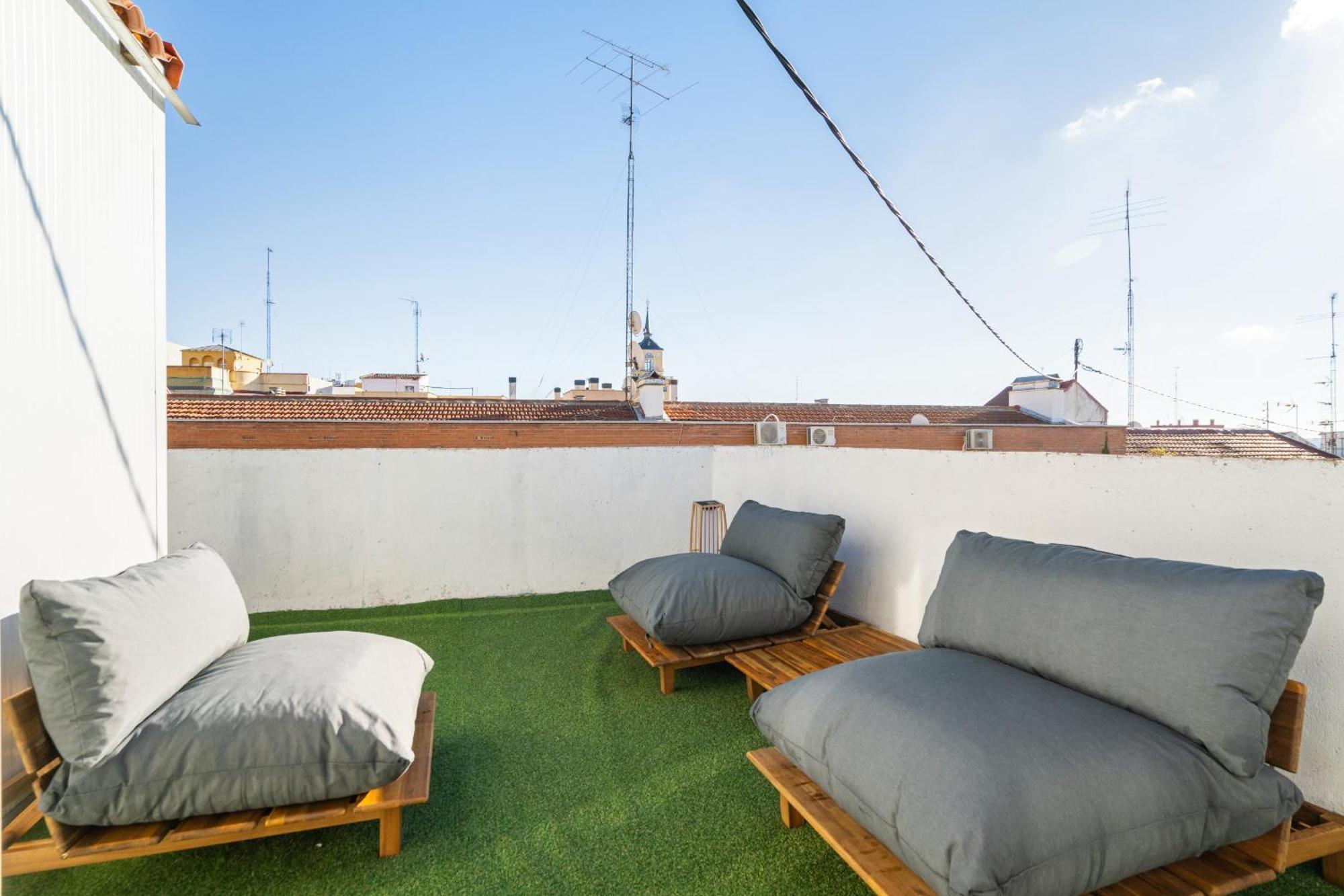 Atico Con Terraza En Lavapies Alquiler Temporal Madri Exterior foto