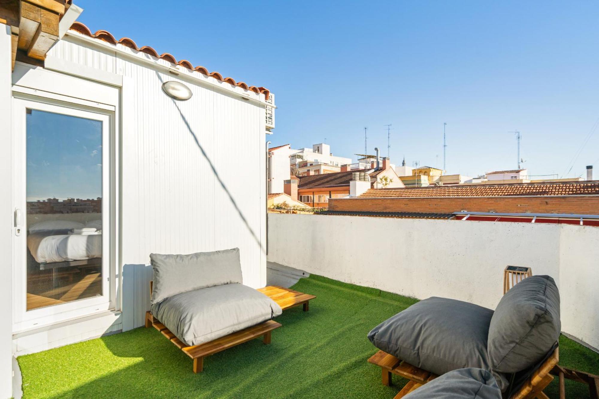 Atico Con Terraza En Lavapies Alquiler Temporal Madri Exterior foto